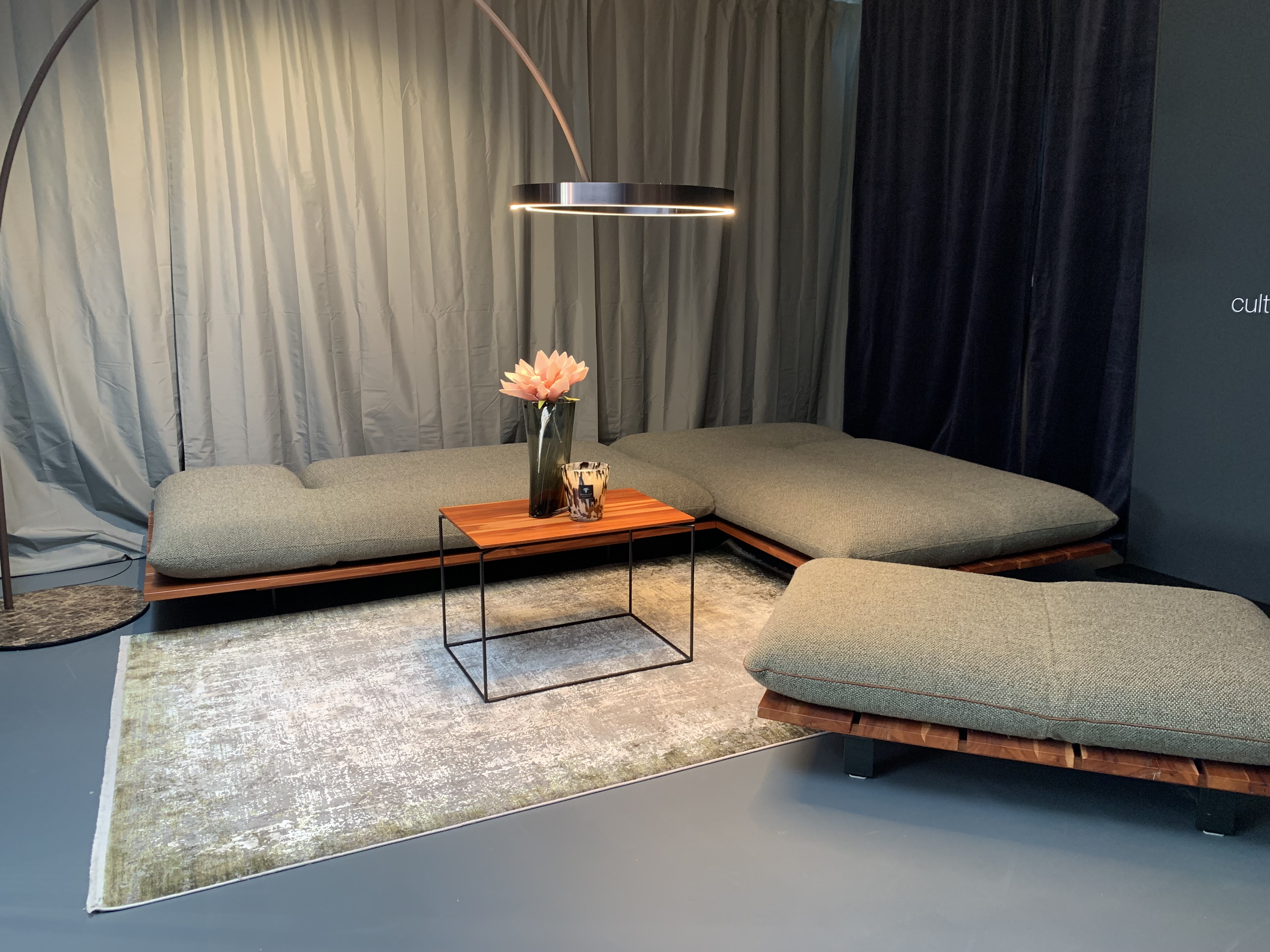 Exklusives Designer-Sofa BULLFROG AKITO – Vielseitiges Unikat mit edlem Holzplateau und Gratis Beistelltisch / Ausstellungsstück