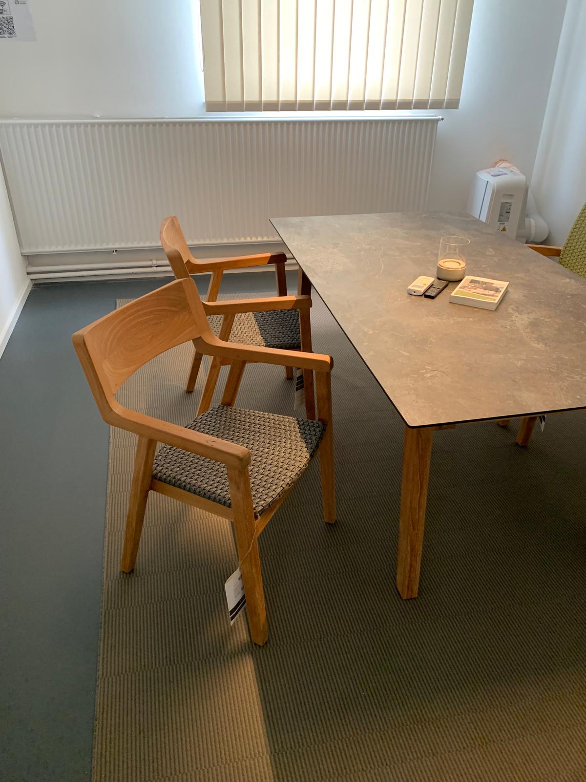 STERN SET Tisch + 4x Stühle / Ausstellungsstück