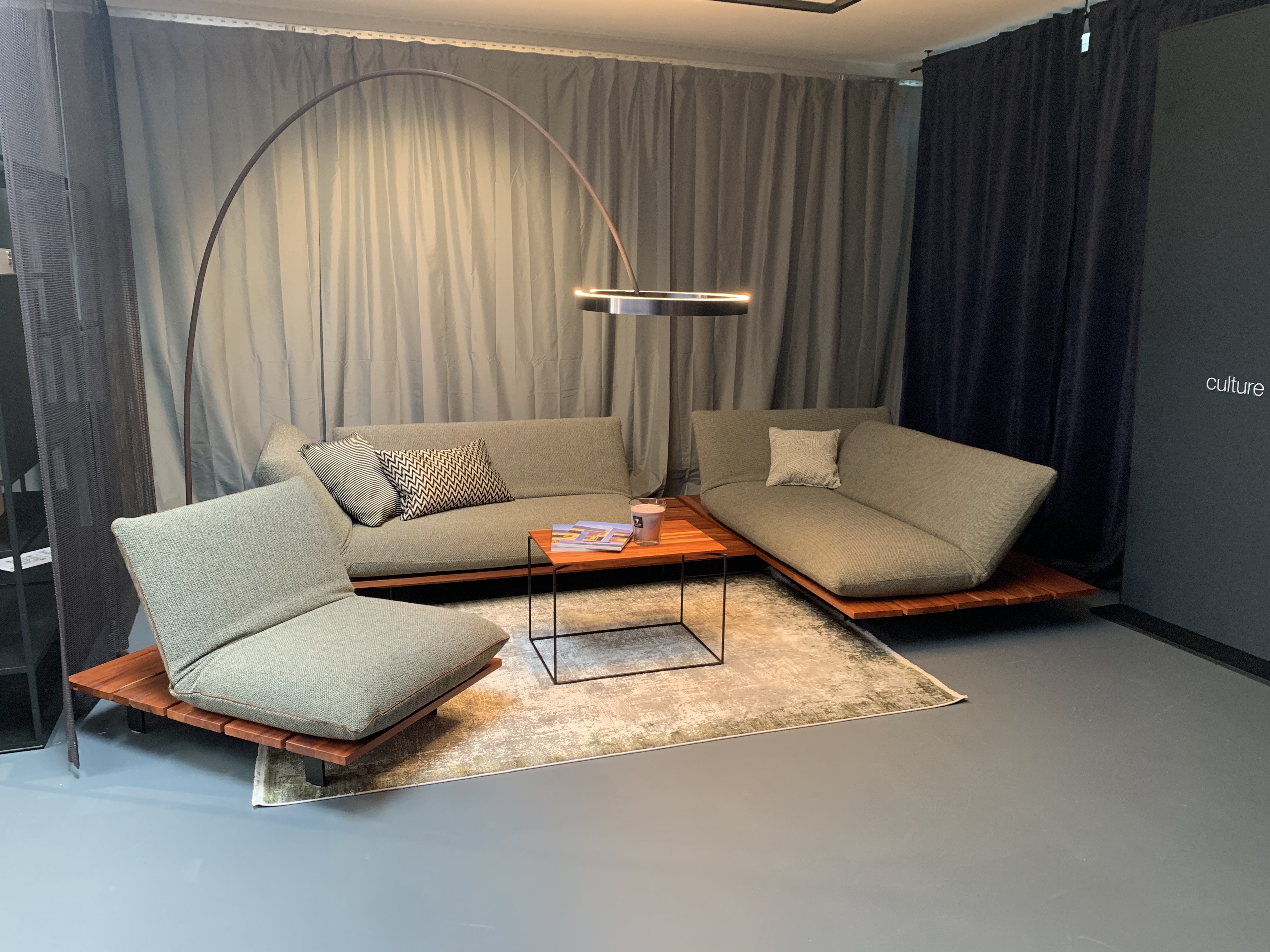 Exklusives Designer-Sofa BULLFROG AKITO – Vielseitiges Unikat mit edlem Holzplateau und Gratis Beistelltisch / Ausstellungsstück