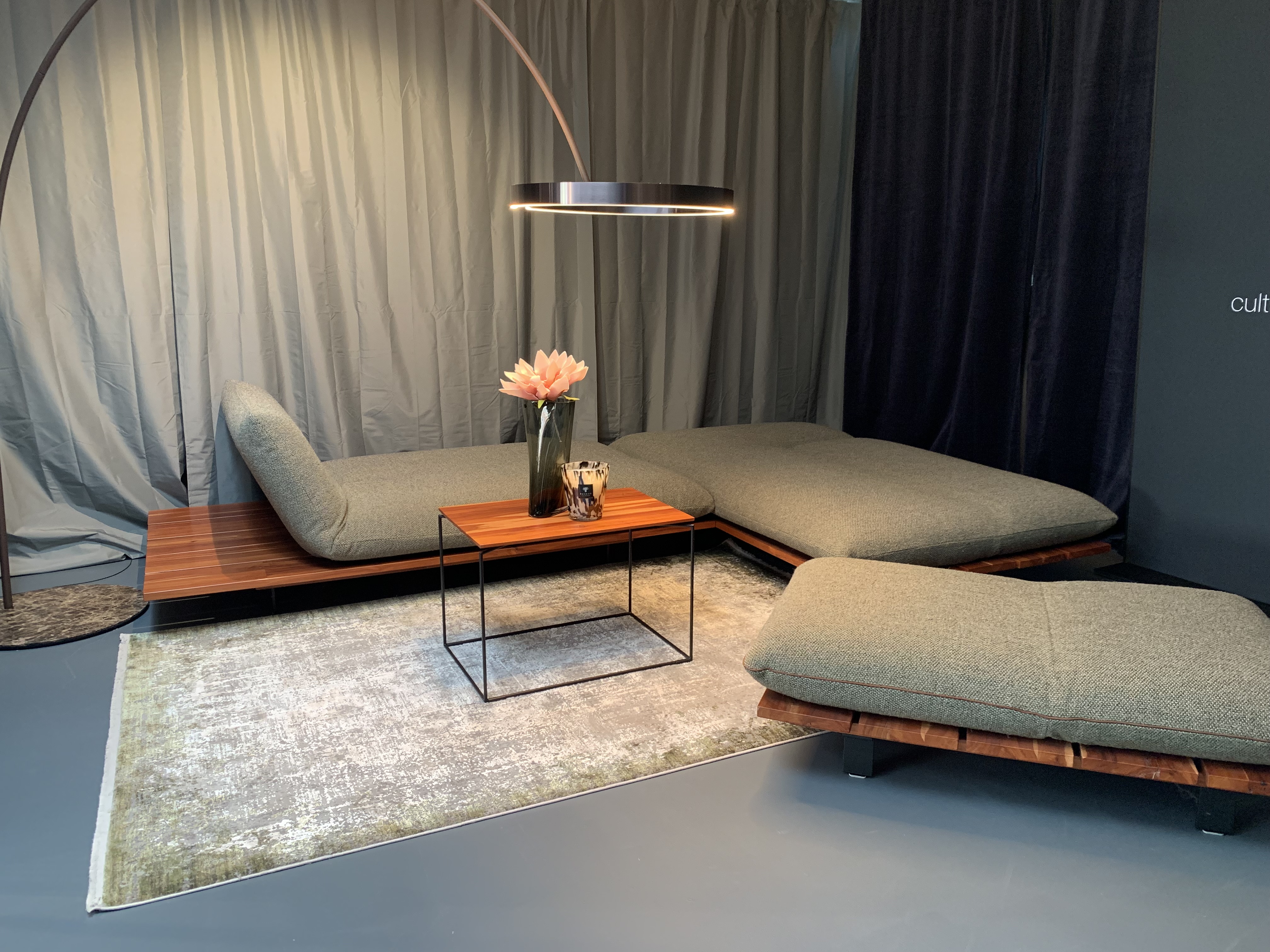 Exklusives Designer-Sofa BULLFROG AKITO – Vielseitiges Unikat mit edlem Holzplateau und Gratis Beistelltisch / Ausstellungsstück