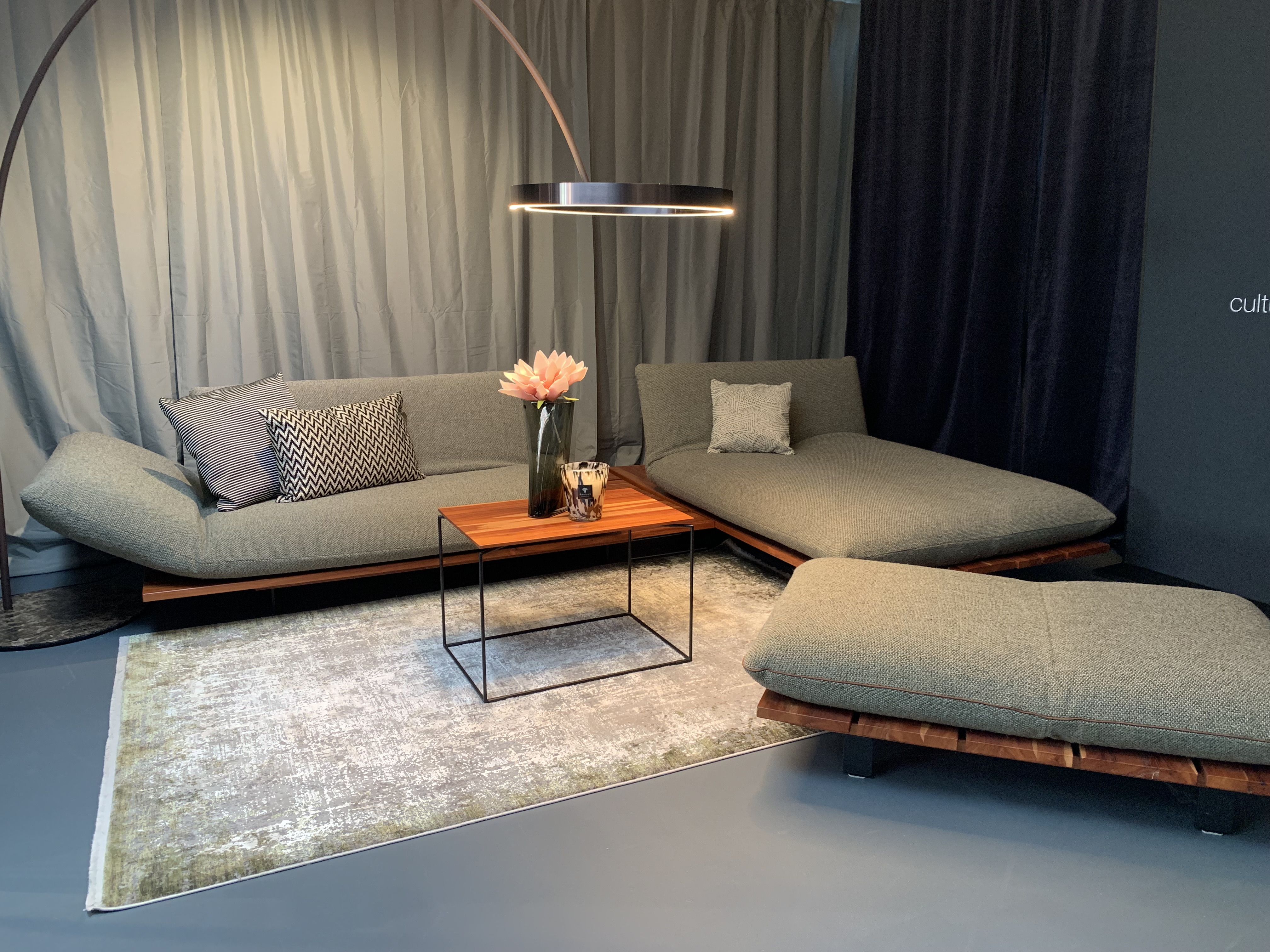 Exklusives Designer-Sofa BULLFROG AKITO – Vielseitiges Unikat mit edlem Holzplateau und Gratis Beistelltisch / Ausstellungsstück