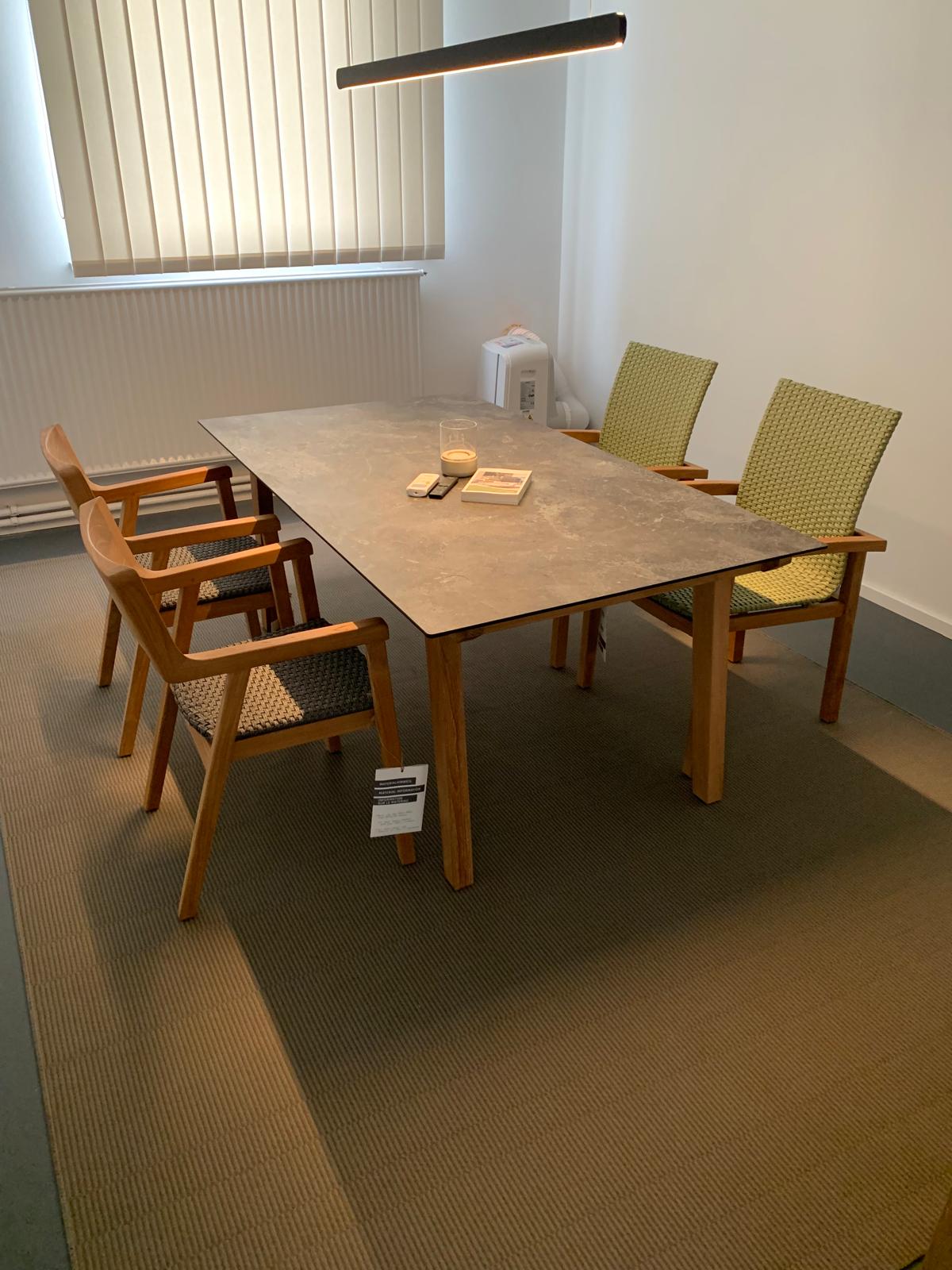 STERN SET Tisch + 4x Stühle / Ausstellungsstück