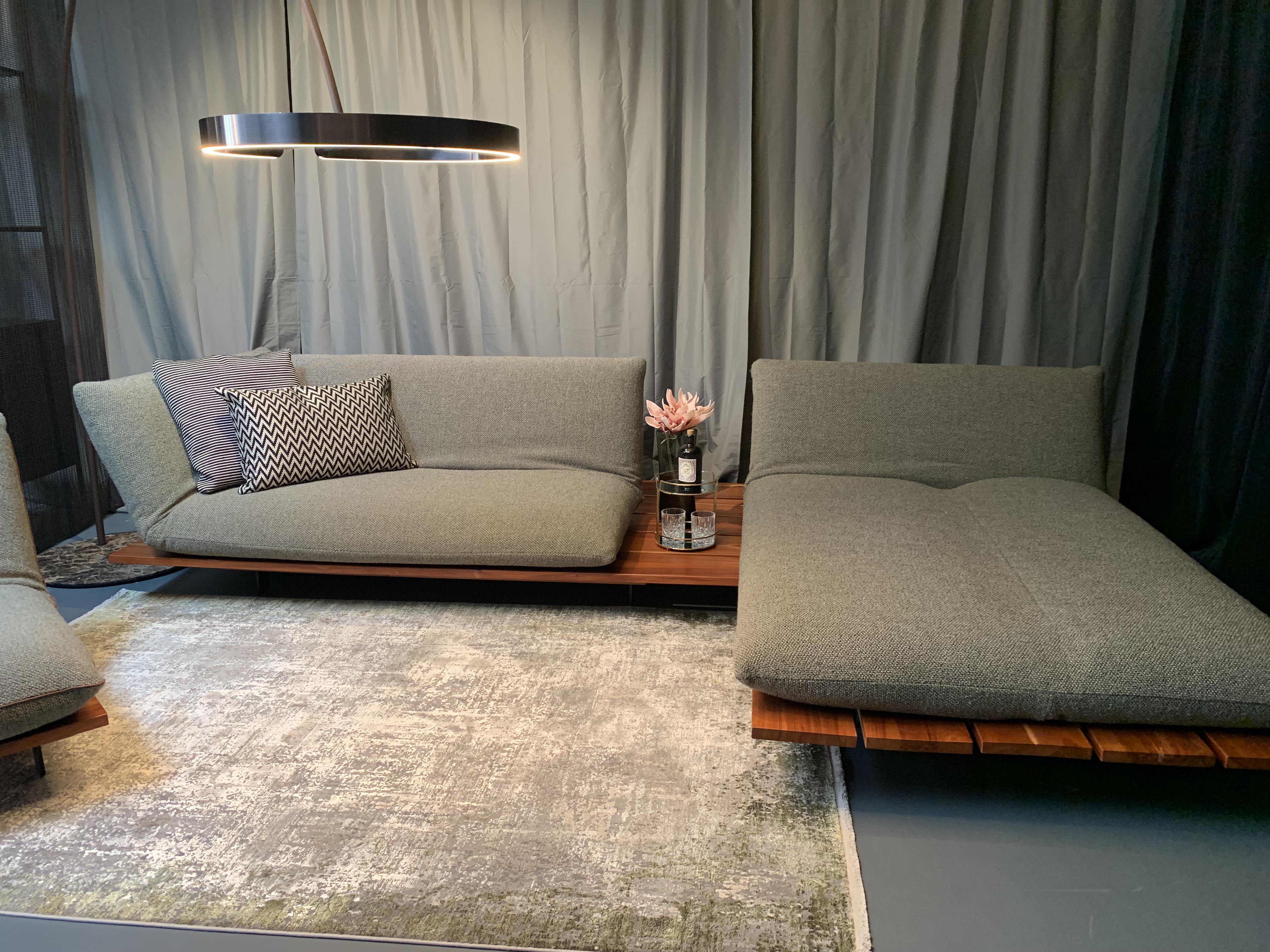 Exklusives Designer-Sofa BULLFROG AKITO – Vielseitiges Unikat mit edlem Holzplateau und Gratis Beistelltisch / Ausstellungsstück