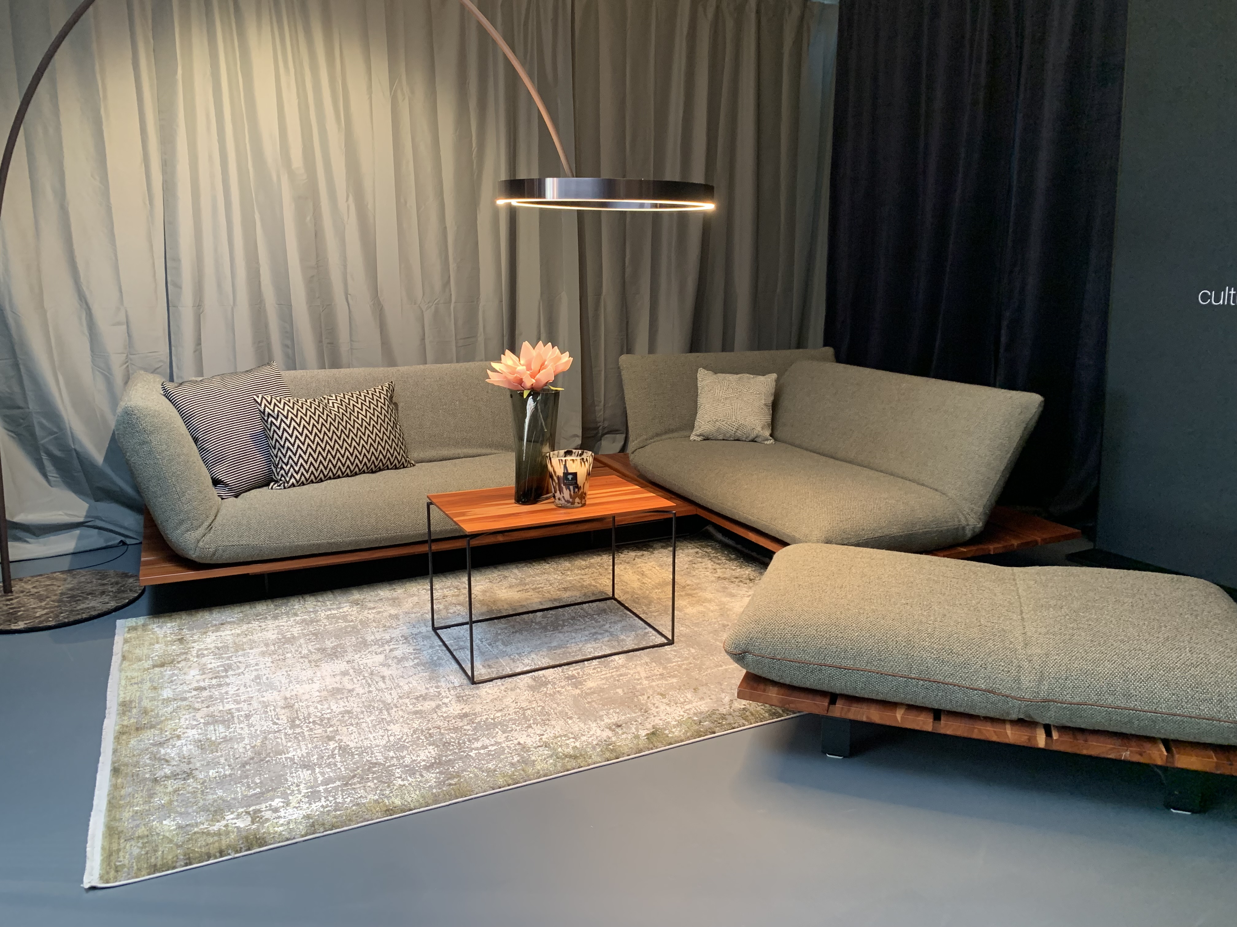 Exklusives Designer-Sofa BULLFROG AKITO – Vielseitiges Unikat mit edlem Holzplateau und Gratis Beistelltisch / Ausstellungsstück