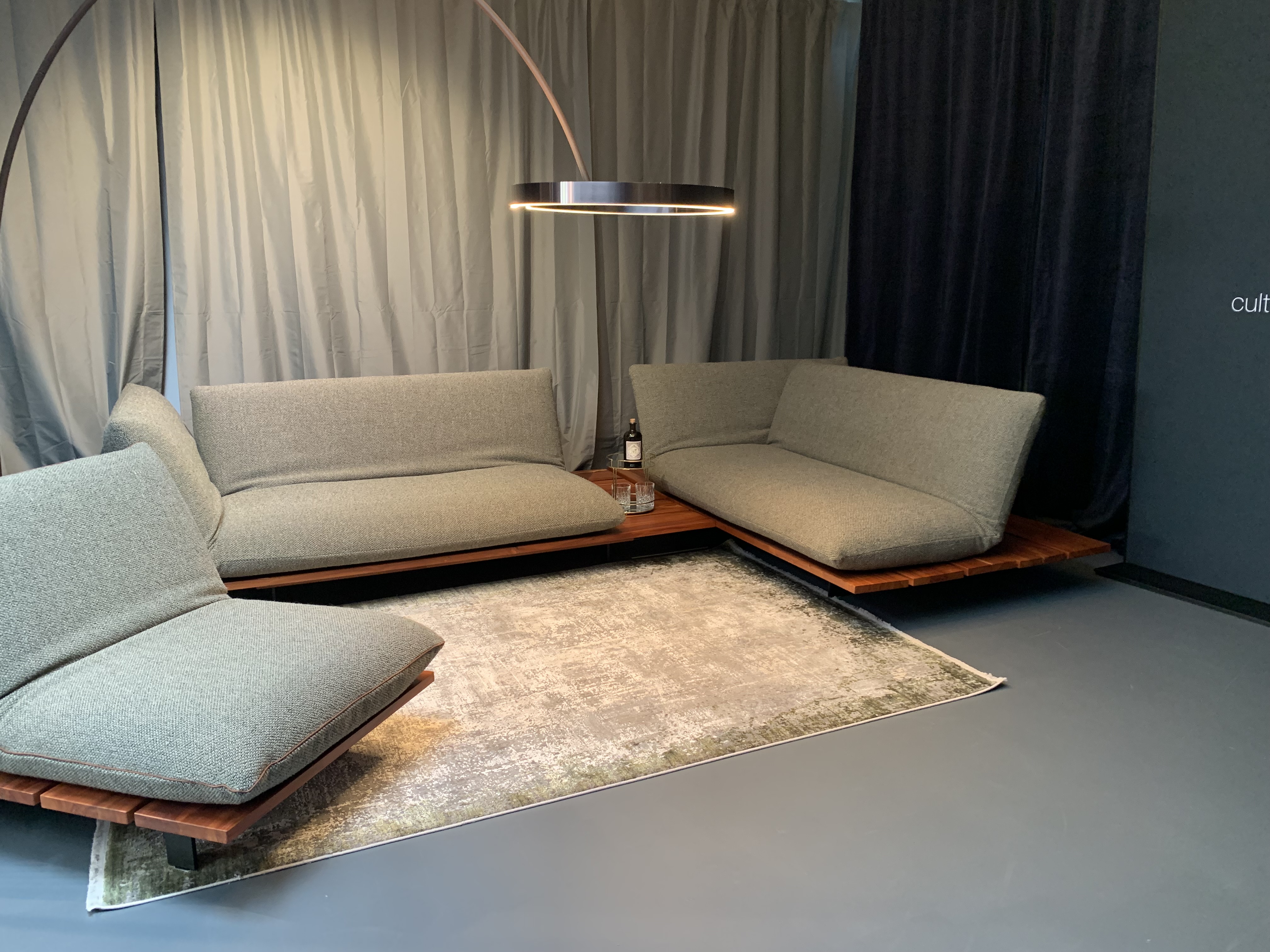 Exklusives Designer-Sofa BULLFROG AKITO – Vielseitiges Unikat mit edlem Holzplateau und Gratis Beistelltisch / Ausstellungsstück